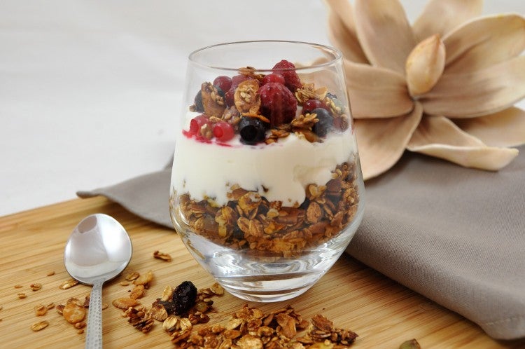 Un desayuno con yogur griego es ideal para aumentar masa muscular si se combina con frutos secos, copos de avena y un poco de miel para endulzarlo.