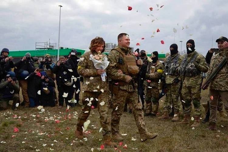 soldados de ucrania se casan