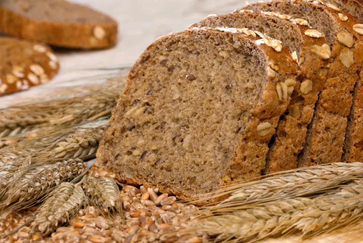 El pan integral aporta, por porción, una cantidad equilibrada de fibra, carbohidratos y proteínas, propiedades que ayudan a aumentar la energía del cuerpo.