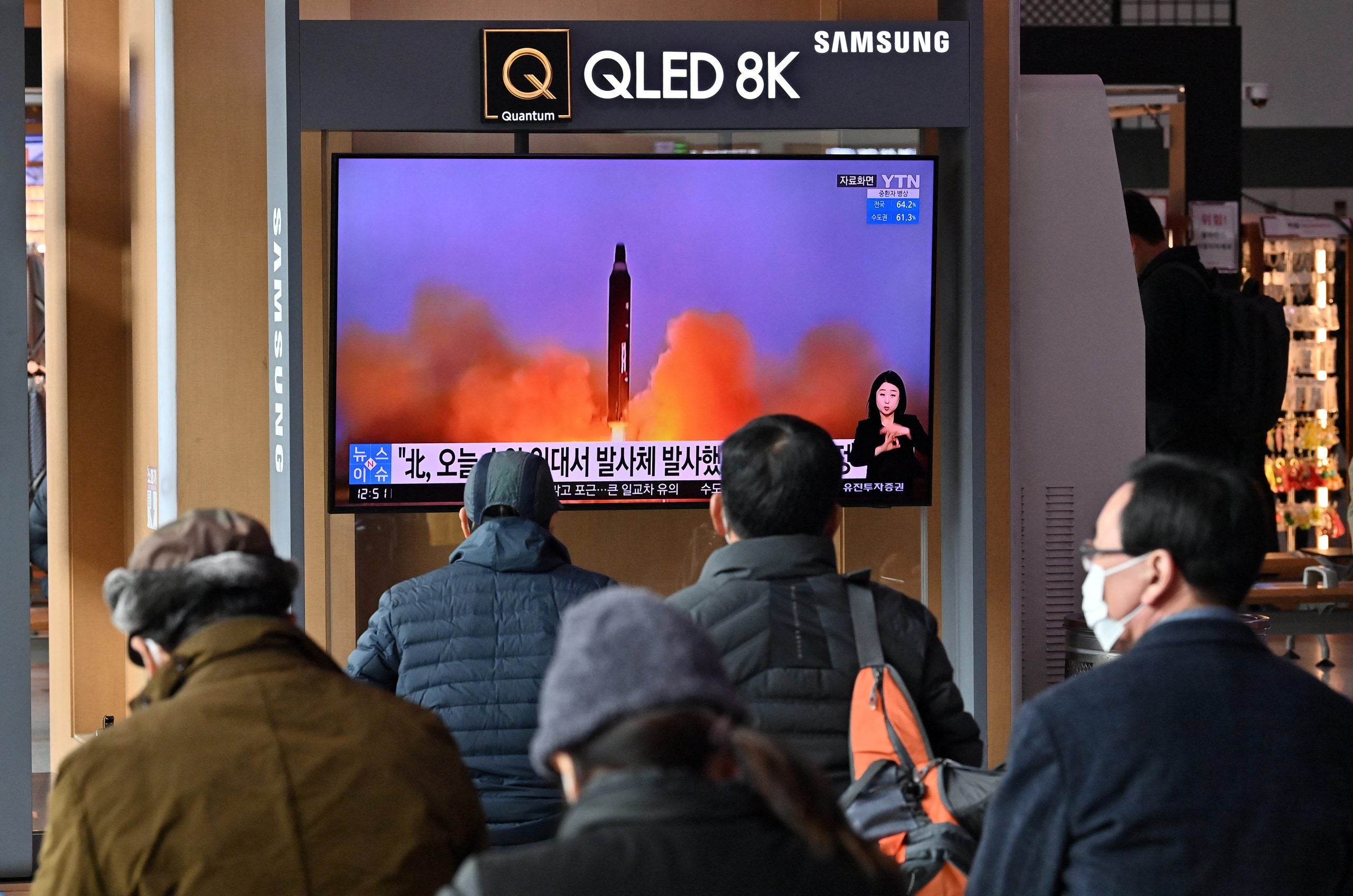 16 de marzo de 2022: Ciudadanos miran una prueba de misiles de Corea del Norte, en una estación de tren en Seúl.
