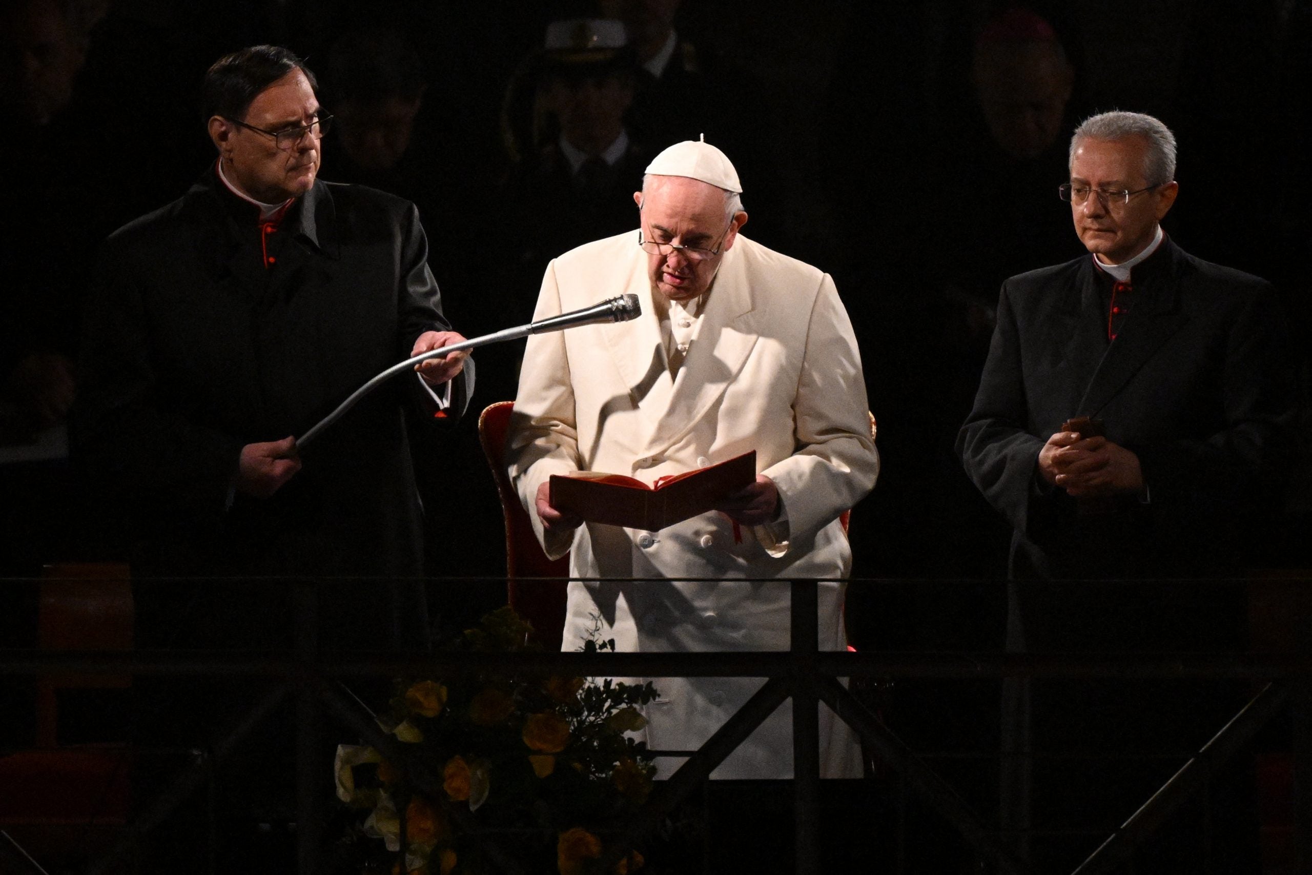 El Papa Francisco preside el Vía Crucis el Viernes Santo, 15 de abril de 2022 por el monumento Coliseo en Roma. 