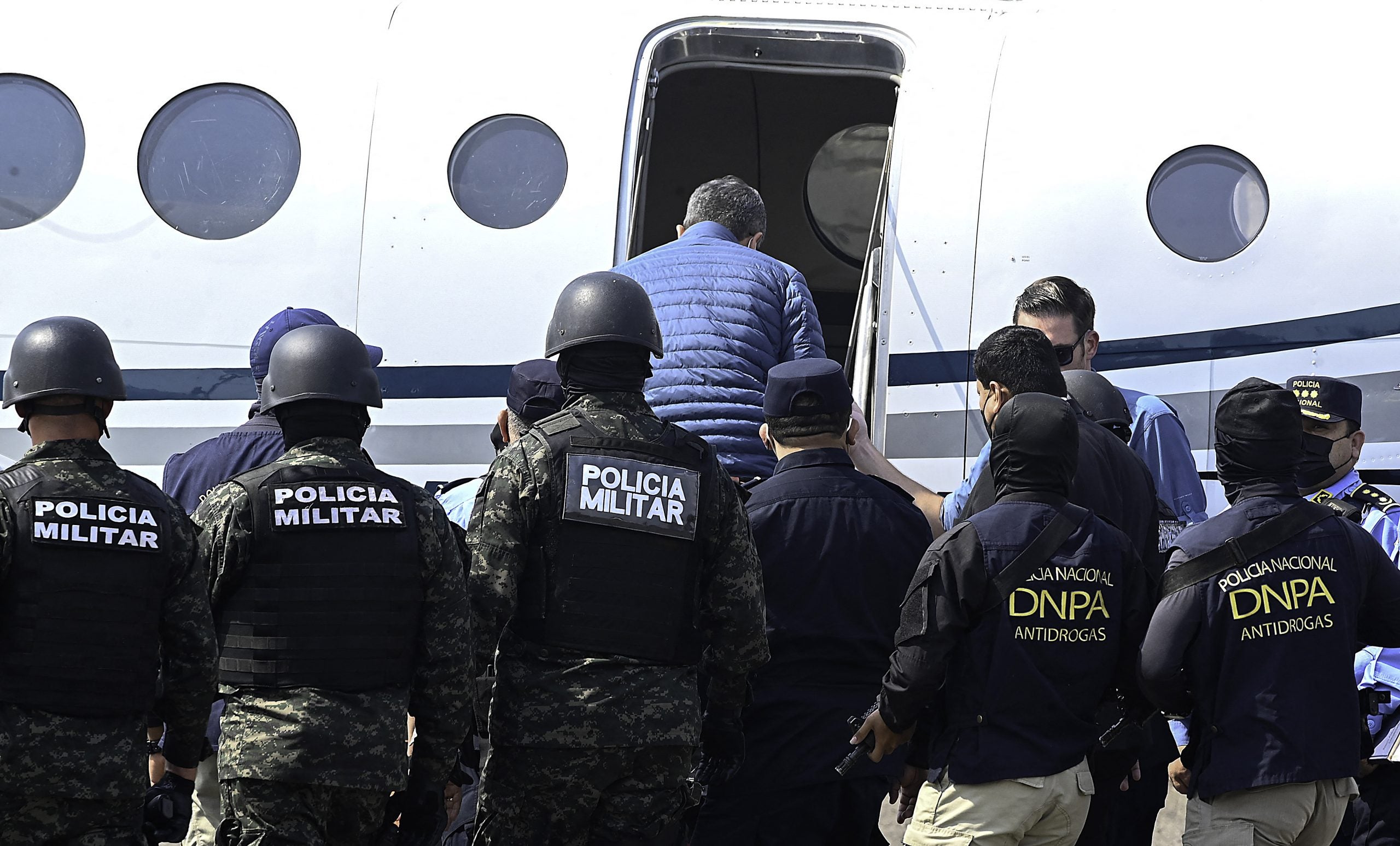 Momento en que Juan Orlando Hernández aborda el avión de la DEA.