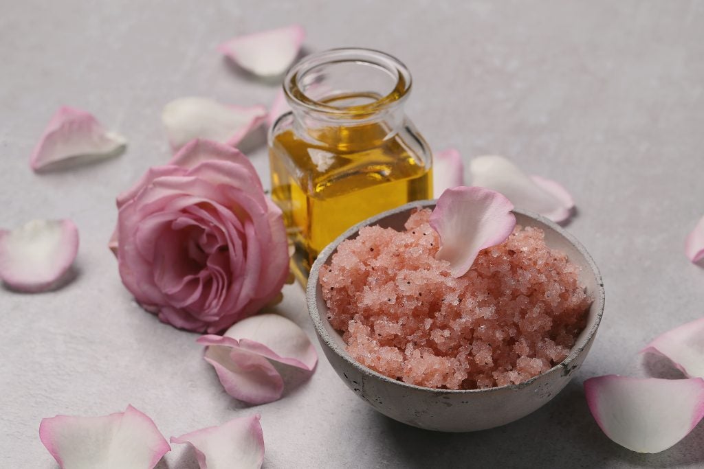 El aceite esencial de rosa está indicado para hidratar pieles secas ya que aporta suavidad y restaura la elasticidad de la piel.