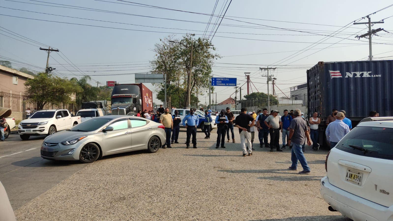 Autoridades policiales llegaron para tratar de llegar a un acuerdo con los transportistas.