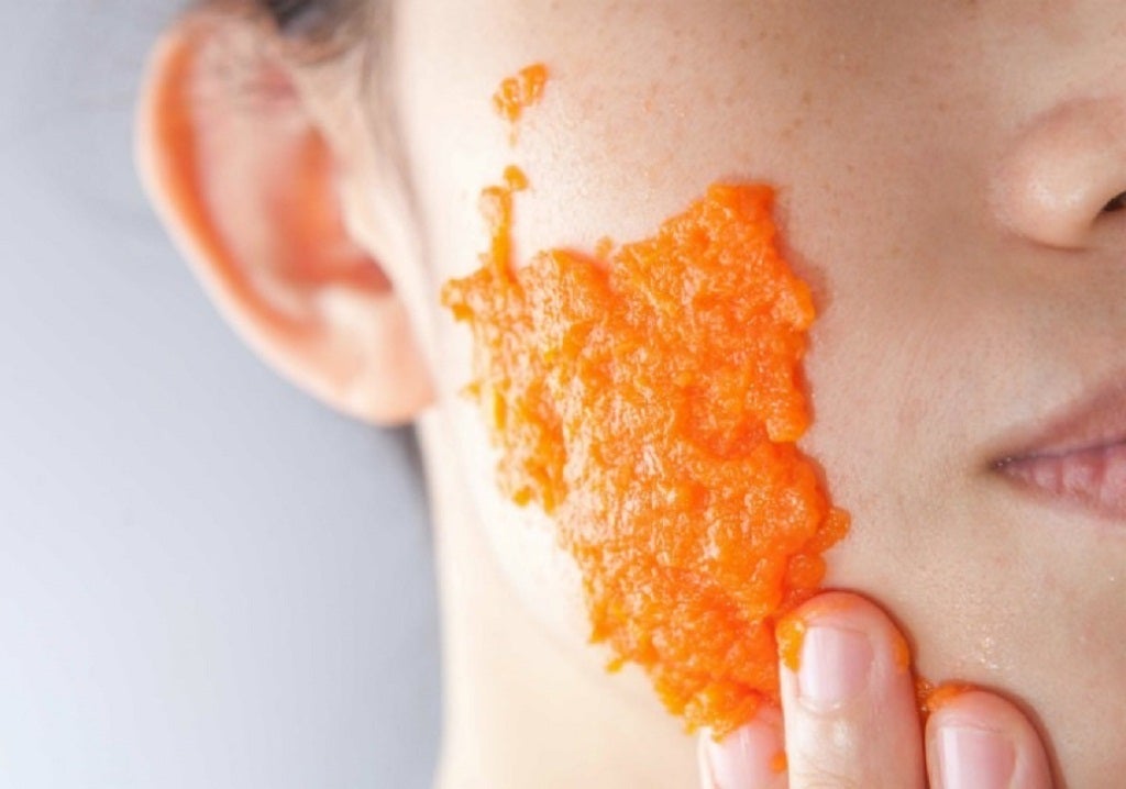 Los betacarotenos y antioxidantes que contiene la zanahoria son los que permiten rejuvenecer la piel, prevenir la aparición de arrugas y protegerla antes los rayos UV cuando nos exponemos al sol.