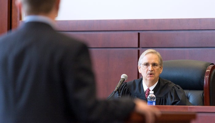 El juez Steven Merryday, dijo tener dificultad para sentenciar a la acusada por la doble presentación de sus abogados.