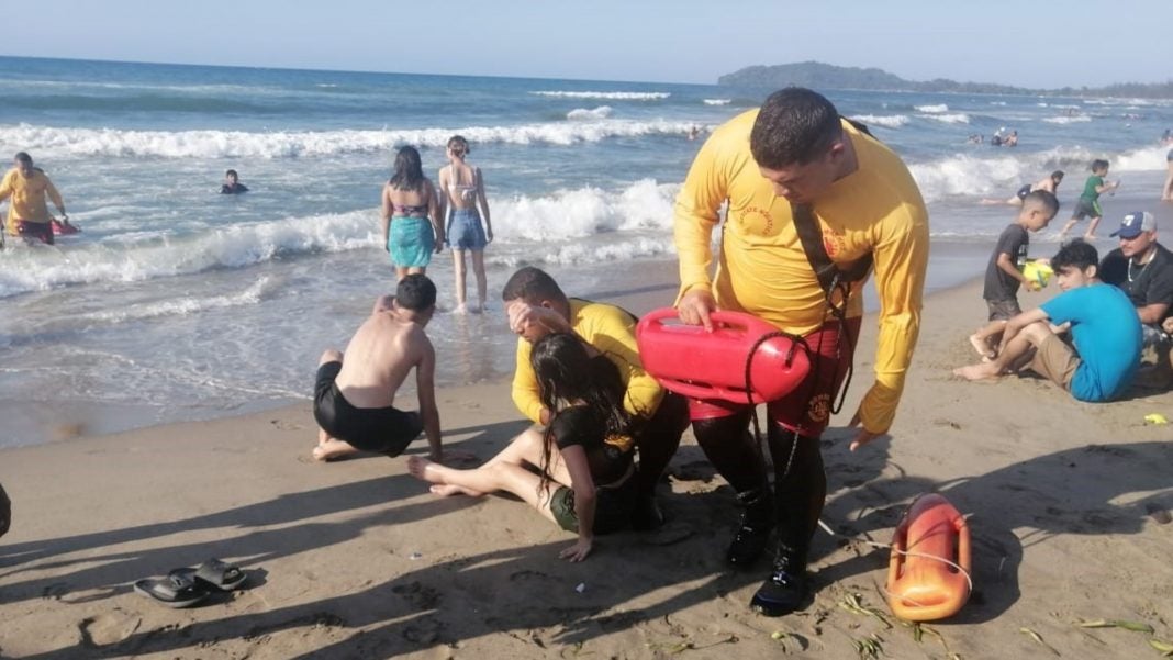 bomberos salvan a niña de ahogarse Tela