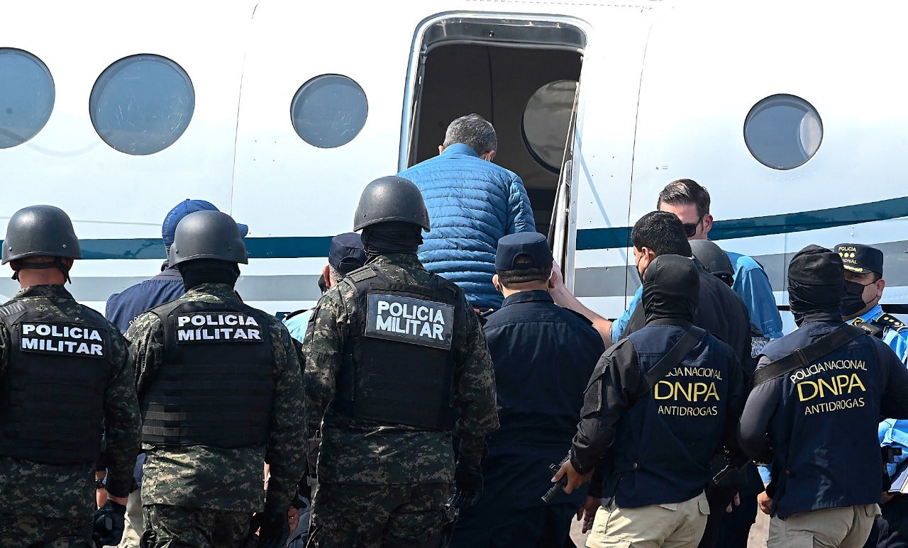 Juan Orlando Hernández subiéndose al avión de la DEA 