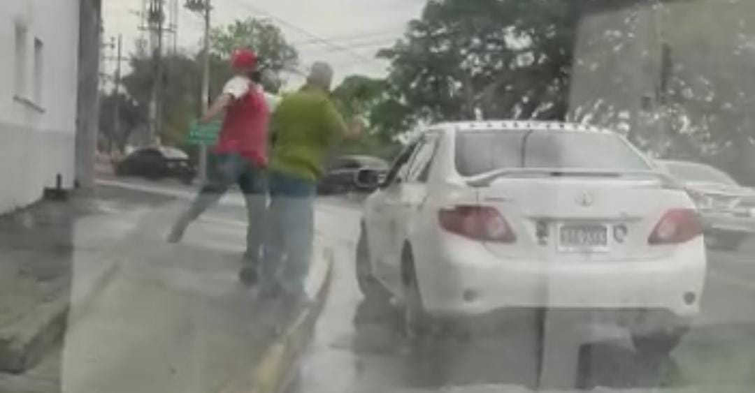 vídeo pelea de taxistas