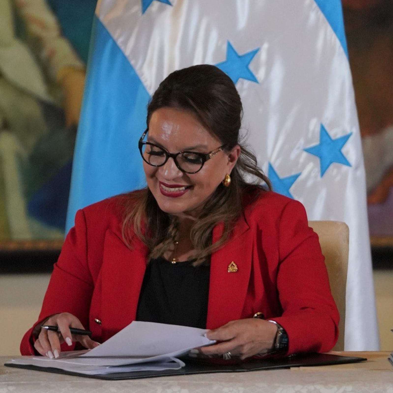La presidenta Xiomara Castro, confirmo que el gobierno asumirá el 50 por ciento del aumento de los carburantes. 