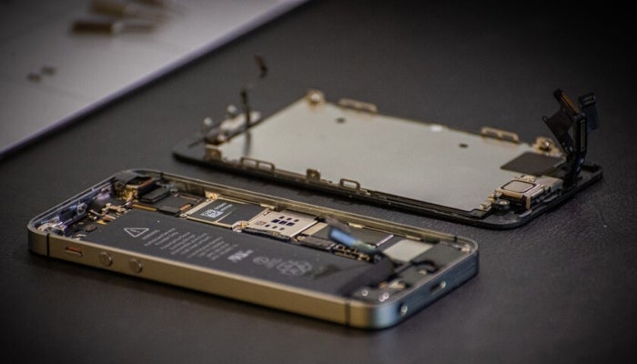 Apple, siempre recomienda acudir a los expertos, para reparar su dispositivo móvil. 