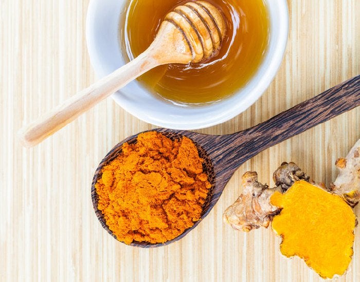 La miel y la cúrcuma son ideales para equilibrar la grasa en la piel, auxiliar en casos de acné, manchas de sol, eczema, rosácea y ojeras. 