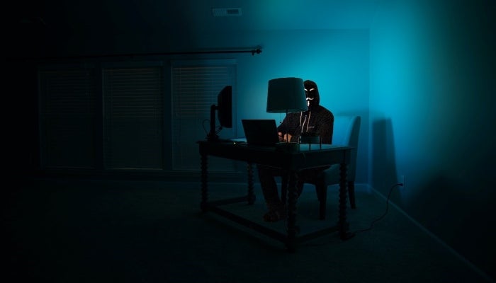 La Dark web, es un sitio de mercados oscuro y pornografía infantil. 