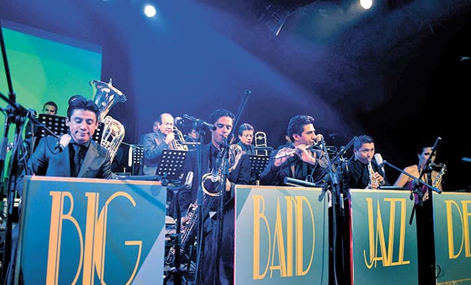 hondureño con Big Band Jazz