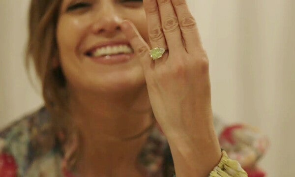 JLo mostrando el anillo que le dio Ben Affleck.