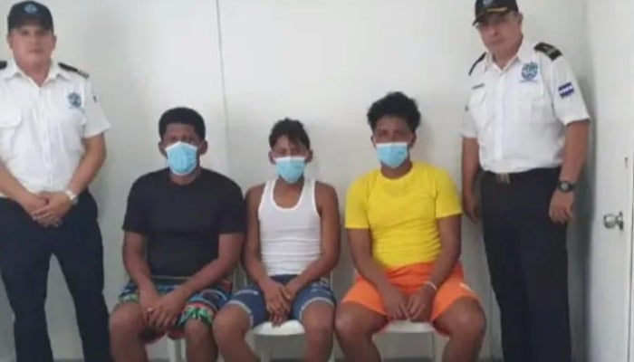 Tres pescadores hondureños, fueron abandonados en alta mar.