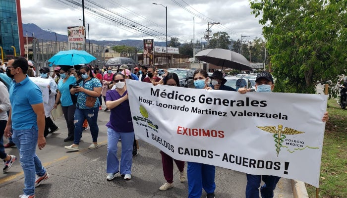Manifestación de médicos llegaron a casa presidencial a exigir pago de salarios y nombramientos.