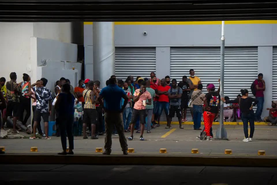 migrantes hondureños hacinados en México