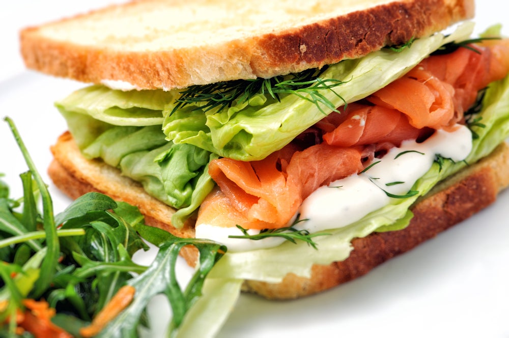El beneficio principal que nos aporta el salmón es una excelente fuente de ácidos grasos Omega-3.