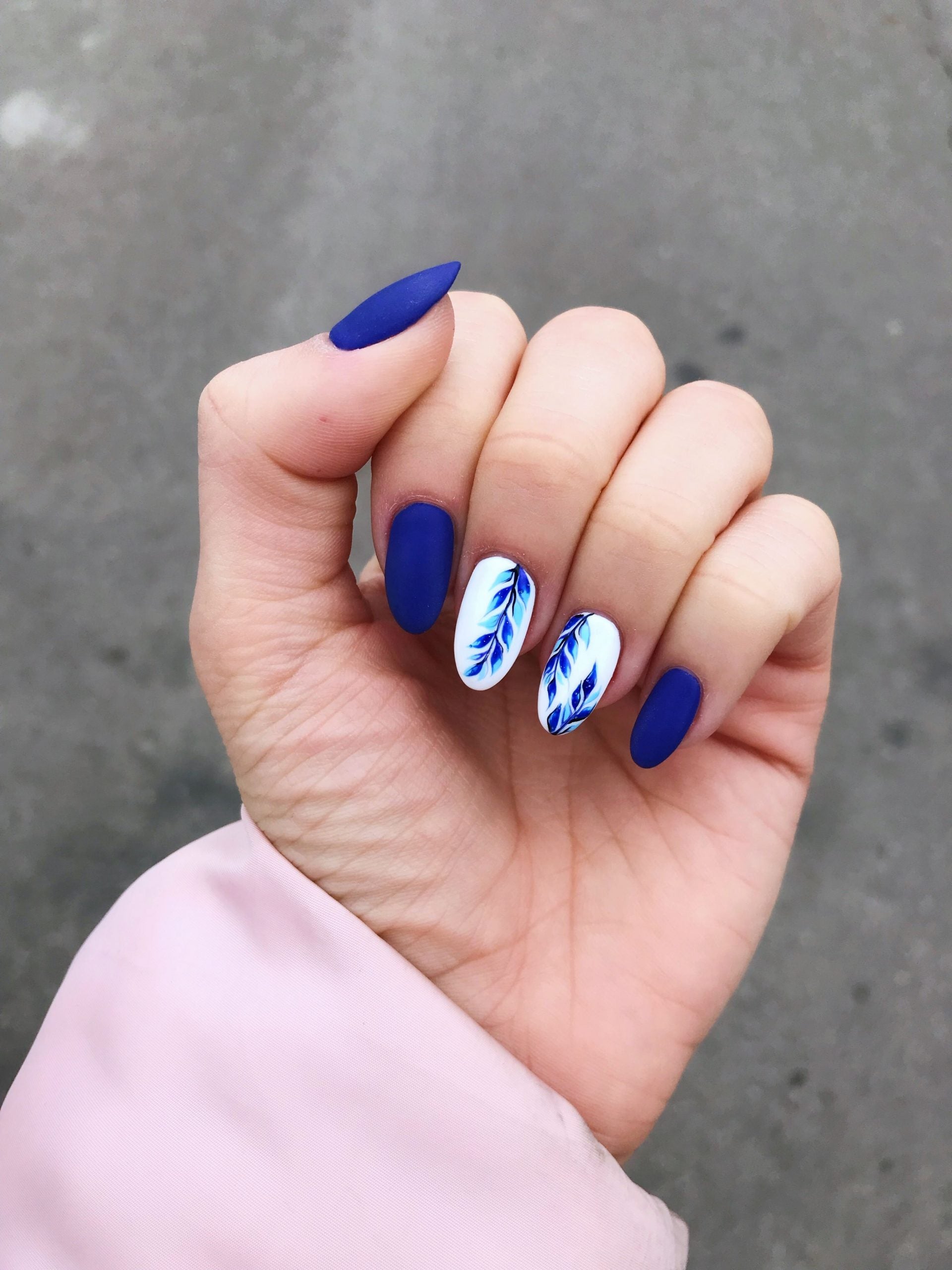 Las uñas en azul asemejan más el mar y los tonos del verano.