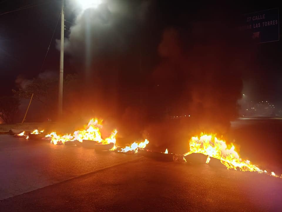 Los ciudadanos quemaron llantas en la zona y obstaculizaron el paso.