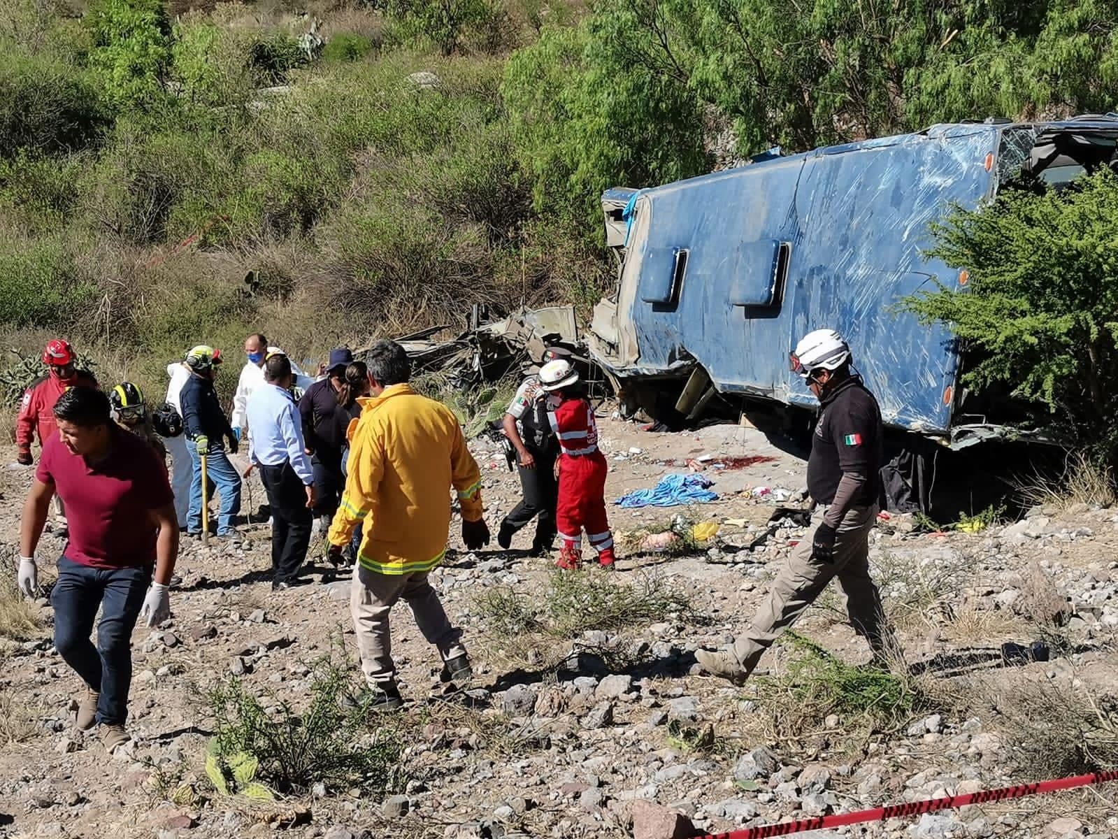 El autobús en que iban los migrantes quedó completamente destruido.