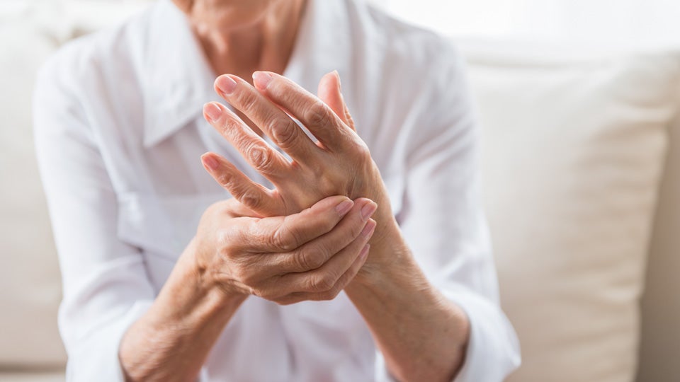 Esta es una enfermedad autoinmune, lo que significa que la artritis es el resultado de un ataque de su sistema inmunitario a sus propios tejidos.