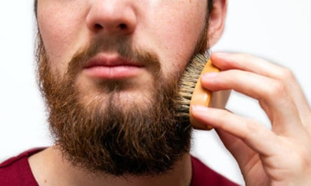 Especialistas recomiendas exfoliarse la barba 1 o 2 veces por semana.
