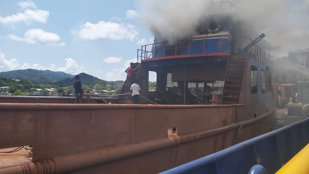 se incendia barco carguero en Roatán