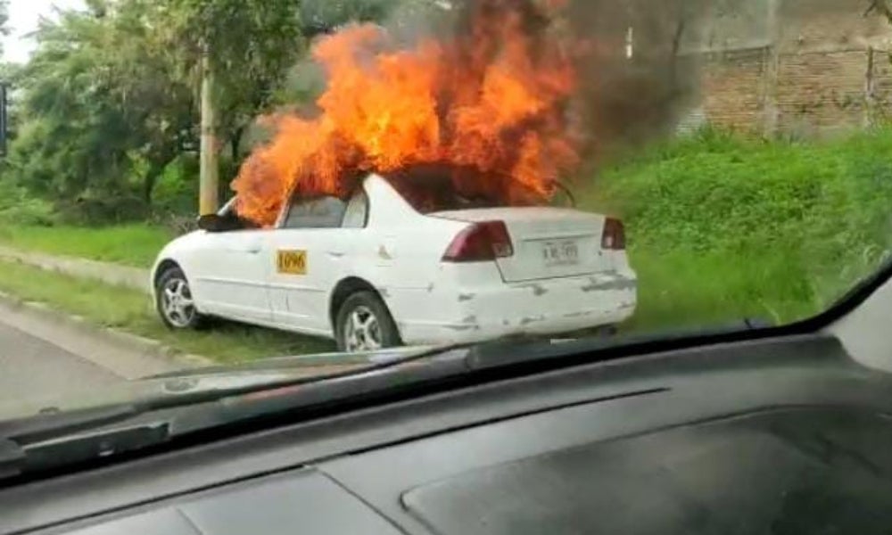 taxi quemado en bulevar fuerzas armadas