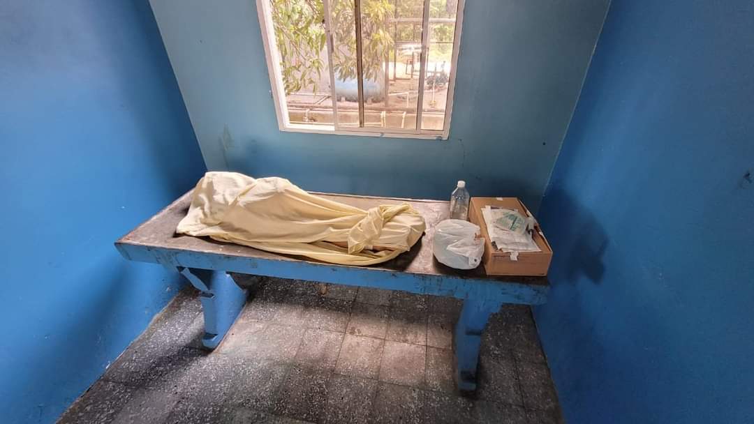 Cuerpo sin vida del menor en la morgue del centro asistencial.