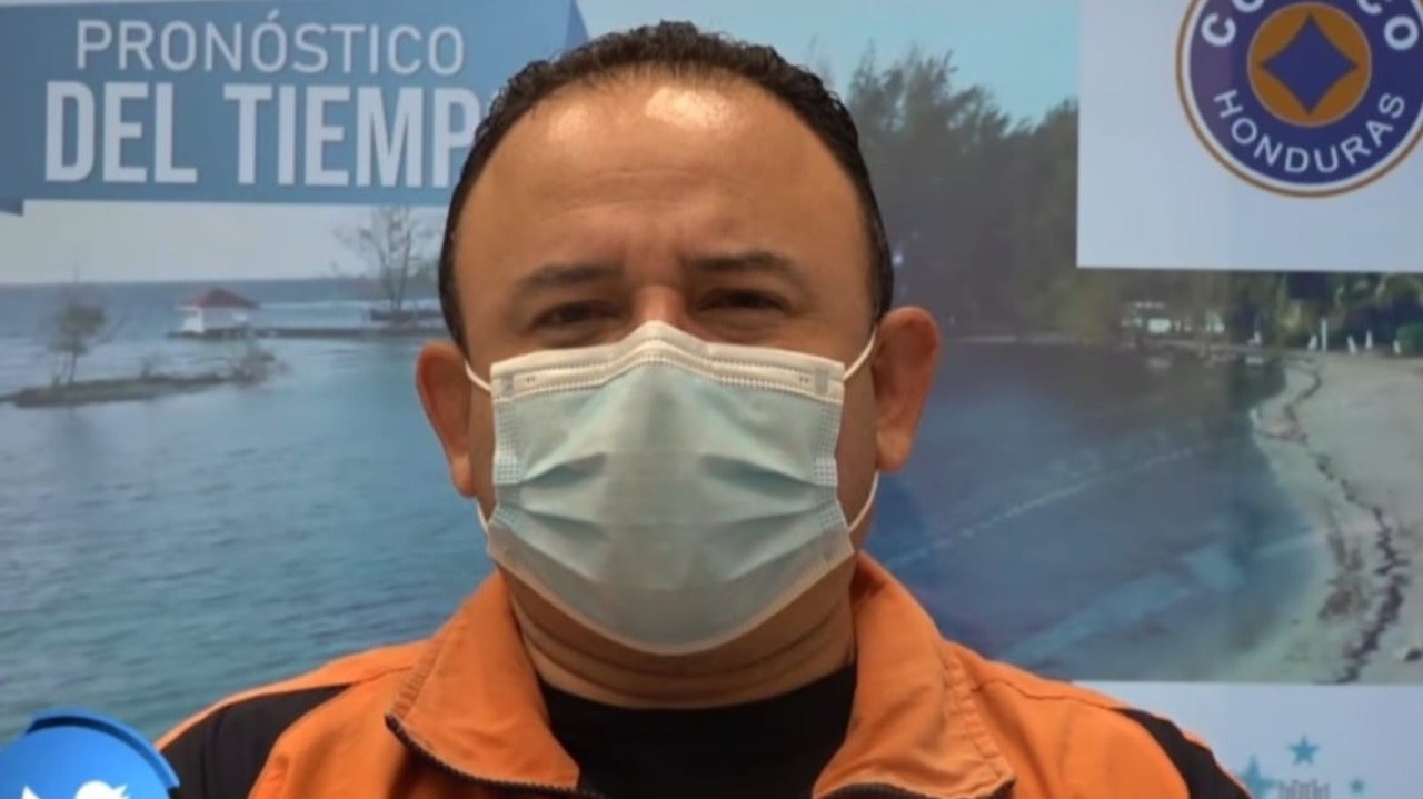 Jairo García, pronosticador de turno del Centro de Estudios Meteorológicos, Oceanográficos y Sísmicos (CENAOS).