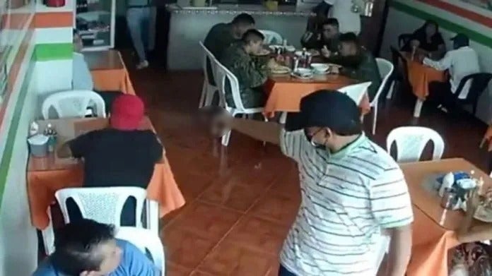Matan hombre frente a militares en Ecuador