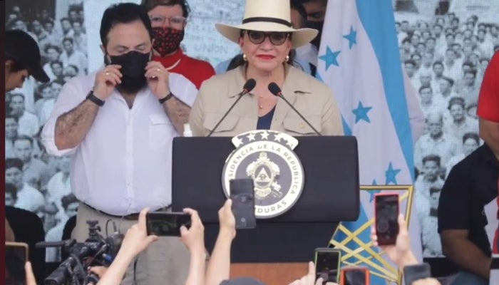 Castro, en su discurso dijo ser la primera trabajadora de Honduras. 