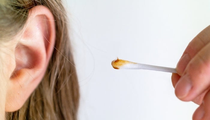 La cera previene las infecciones en el oído.