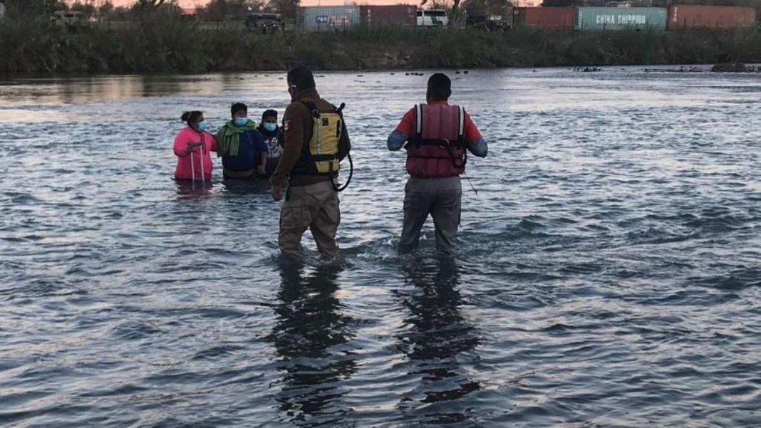 Rescatan hondureños en río Bravo