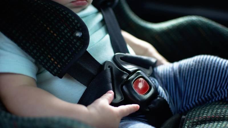 Un niño muere tras quedar encerrado por horas en auto