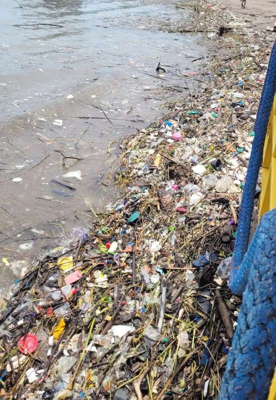 La basura también les afecta a los pescadores, quienes no pueden realizar sus labores debido a la contaminación.
