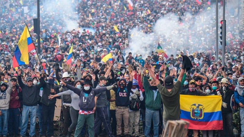 Protestan en Ecuador