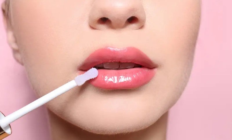 Esta forma de gloss dará buenos resultados a tus labios y no es una técnica dolorosa.