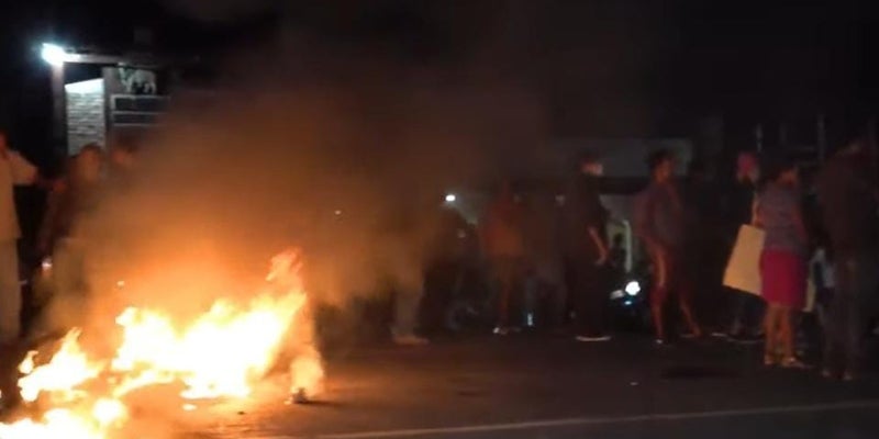 Los manifestantes quemaron llantas en medio de la carretera. 