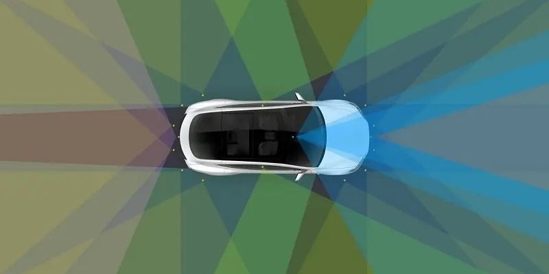 Los Teslas cuentan con ocho cámaras y 12 sensores en todo el auto. 