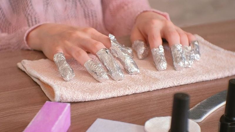 cómo remover esmalte en gel de uñas
