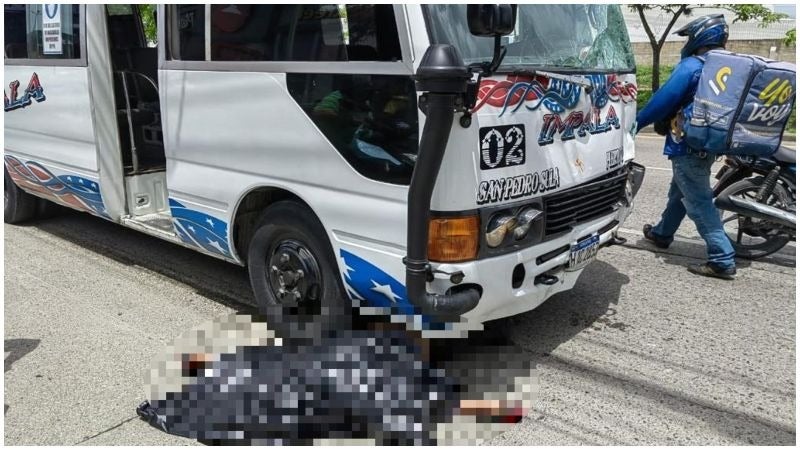 El cuerpo del motociclista quedó tendido bajo una de las llantas del autobús. 
