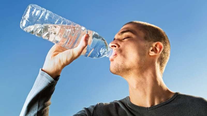La sed excesiva es un síntoma común y con frecuencia, es la reacción a la pérdida de líquidos durante el ejercicio o al consumo de alimentos salados.