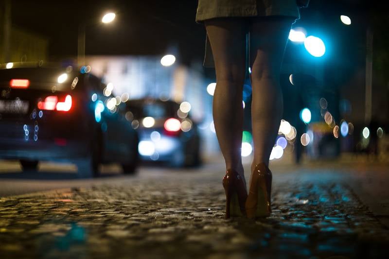 España estudia ley para castigar a clientes de la prostitución