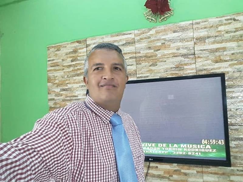 Periodista Luis Almendarez