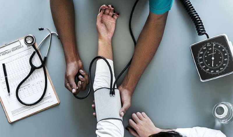 La presión arterial es difícil de controlar en tiempo real sin dispositivos portátiles engorrosos, que no siempre son certeros.