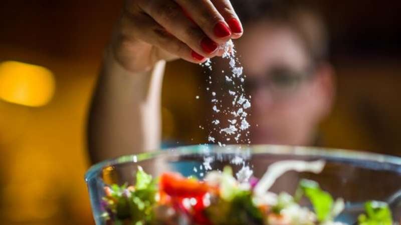 La sal común o también llamada sal de mesa se utiliza como conservante, para deshidratar alimentos, para enmascarar sabores desagradables, para facilitar la retención de agua.