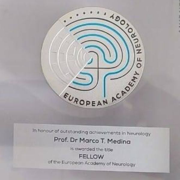 medalla de reconocimiento a Marco Tulio Medina